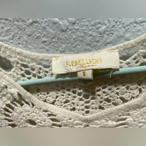 White crochet cropped top, barely worn. - Picture 3 of 3